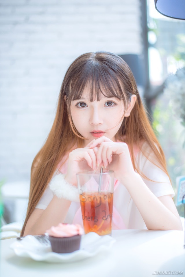 如果可以，请告诉，我还在怀恋你的时候，你是否把你曾经的温暖留在了我的心中;如果是那样，我会用这仅有的一丝温暖，来感受过往的情意绵绵。不会忘记你，所以还是会想你!当我孤独的时候，还可以想着你，那该有多甜蜜!